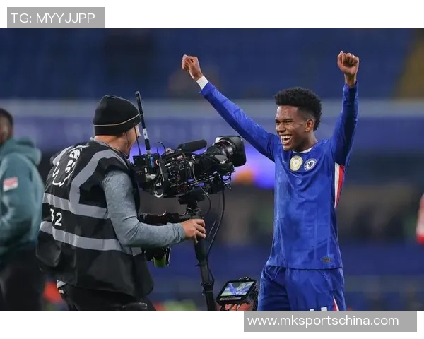 德甲激战：里昂大胜切尔西引发争议判罚全场沸腾